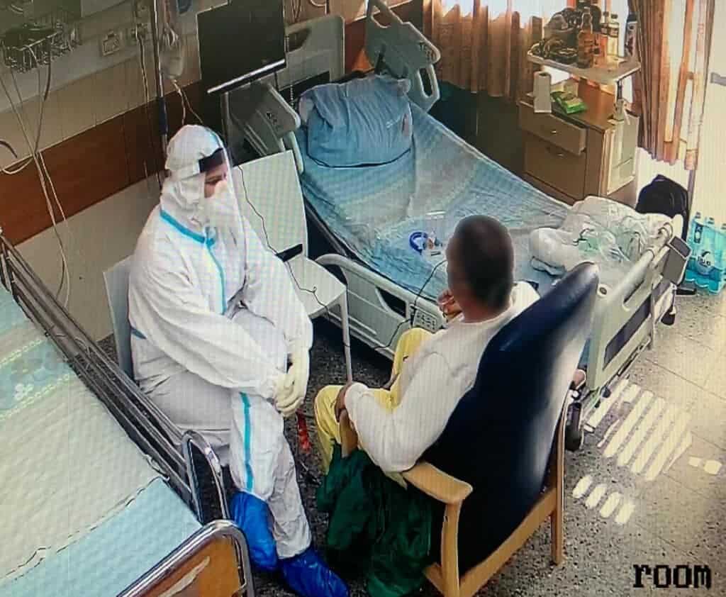 לימור דיסני עם מטופל בקורונה