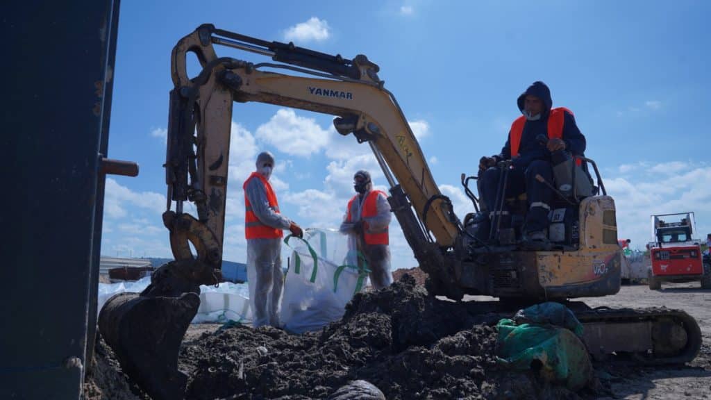 עבודות הפינוי של פסולת הזפת מהחופים צילום אלעד יעקב לשכת העיתונות הממשלתית
