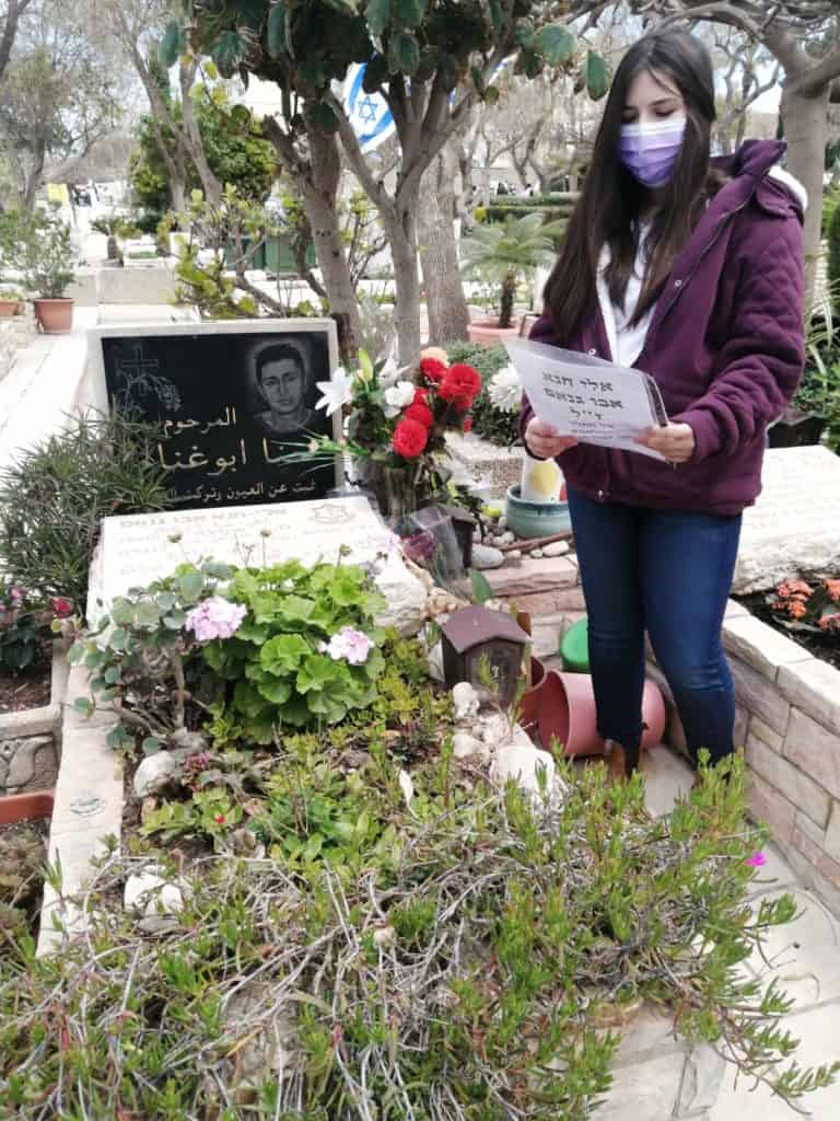 זוהר פרלה תלמידת כיתה ט ליאו באק ליד קברו של חלל צהל אלי חנא אבו גנאם