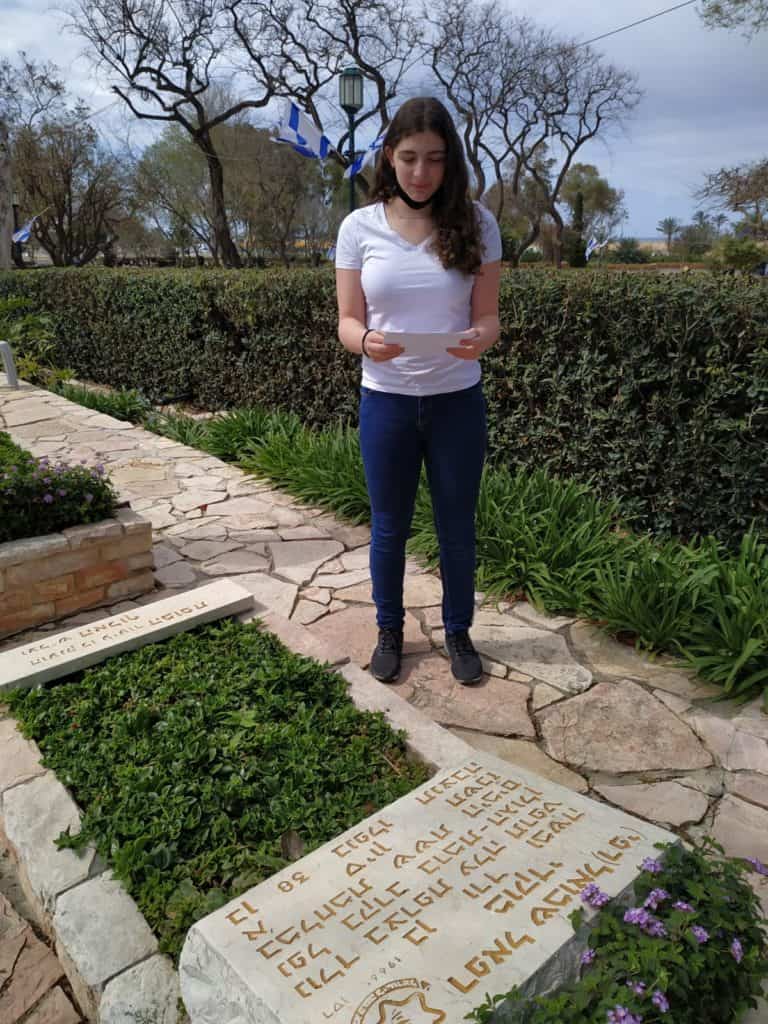על קברו של רפאל מוקדי תלמידת כיתה ט דפנה ברקוביץ תיכון ליאו באק