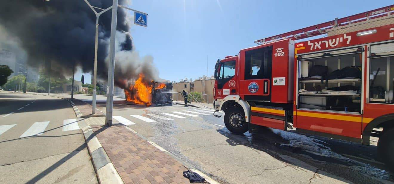 קולות נפץ עזים עקב שריפת אוטובוס בדרך יד לבנים חיפה | צפו