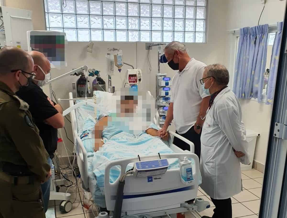 שר הביטחון, בני גנץ, ביקר את החיילים הפצועים ברמב＂ם חיפה
