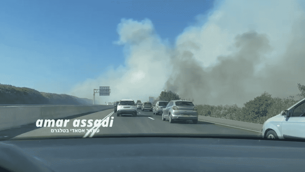 שיבושי תנועה בכביש יגור-חיפה בשל שריפה | צפו