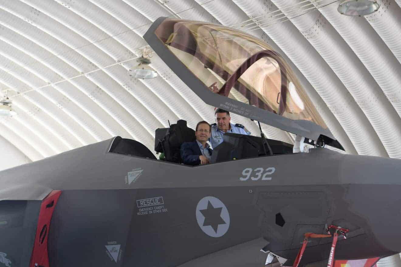נשיא המדינה ביקר בבסיס ＂תל נוף＂ של חיל האוויר