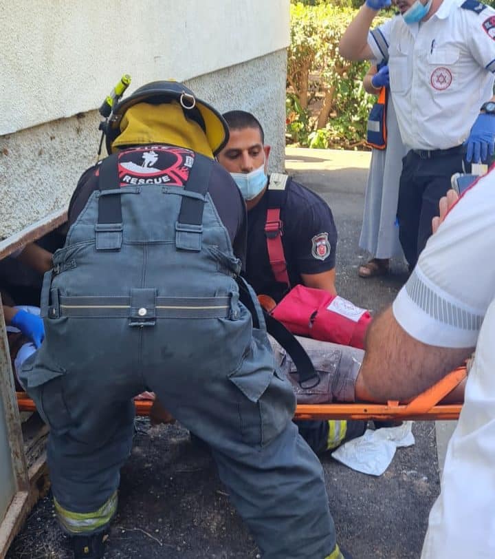 פועל נפגע ממסור בתאונת עבודה וחולץ בחיפה