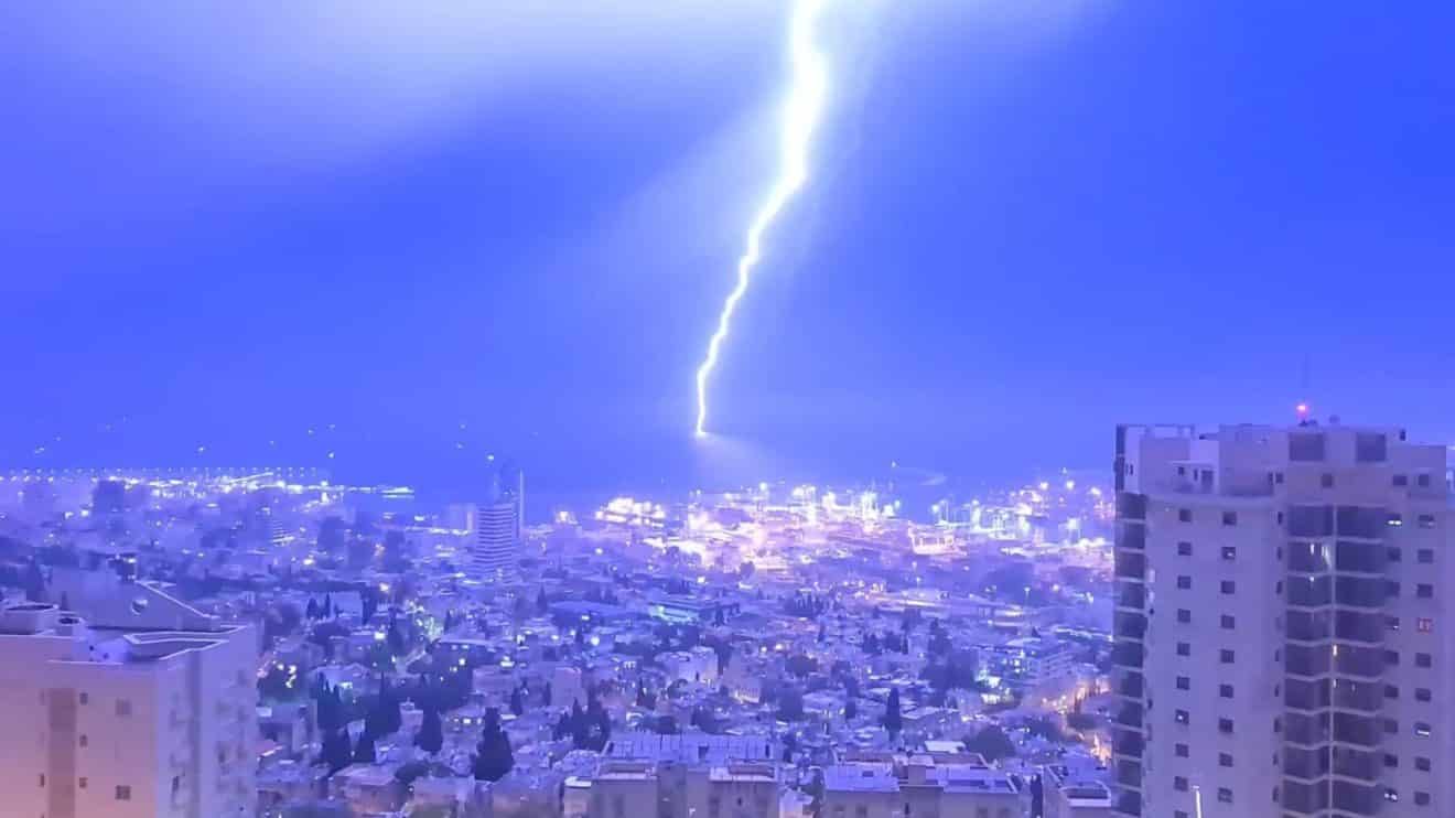 שידור חי מסופת הברקים והגשם שהחל לרדת במפרץ חיפה | צפו