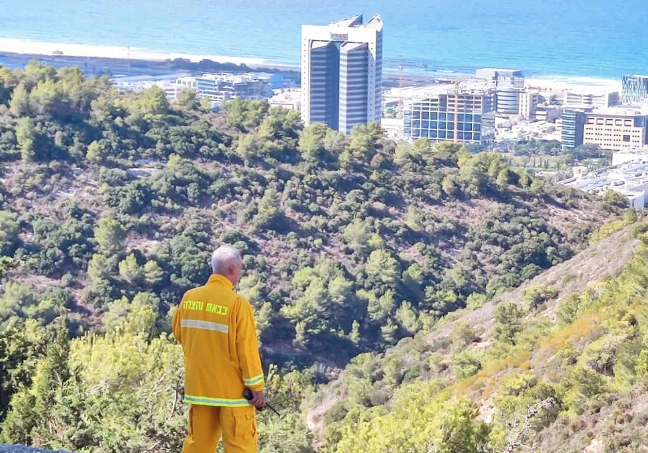 לוחמי האש באימון מוכנות לשריפה בשכונת כרמליה בחיפה | צילום: חדשות NWS
