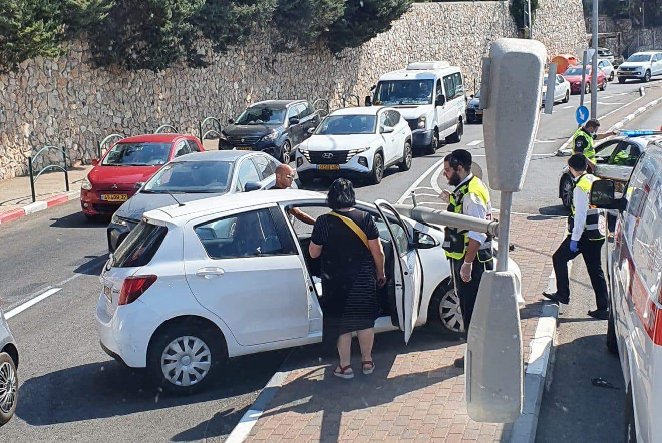 רכב פרטי הפיל עמוד תאורה בתאונת דרכים בחיפה