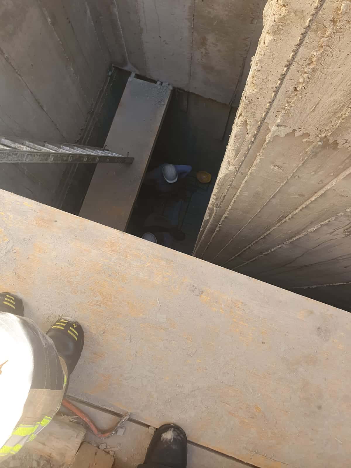 פועל, בן 31, בניין נפל לפיר מעלית בחיפה | צפו