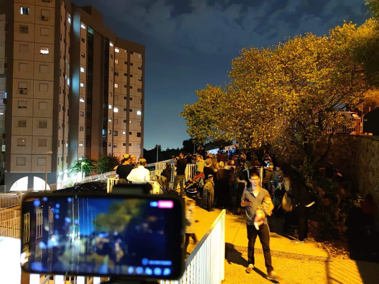שידור חי מההפגנה מול בית של ראש העיר חיפה | צפו