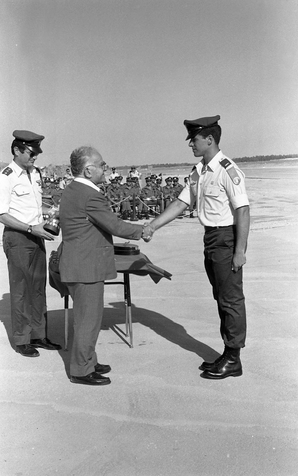 מצורפת תמונתו של מפקד חיל האויר אלוף עמיקם נורקין מסיום קורס טיס 113