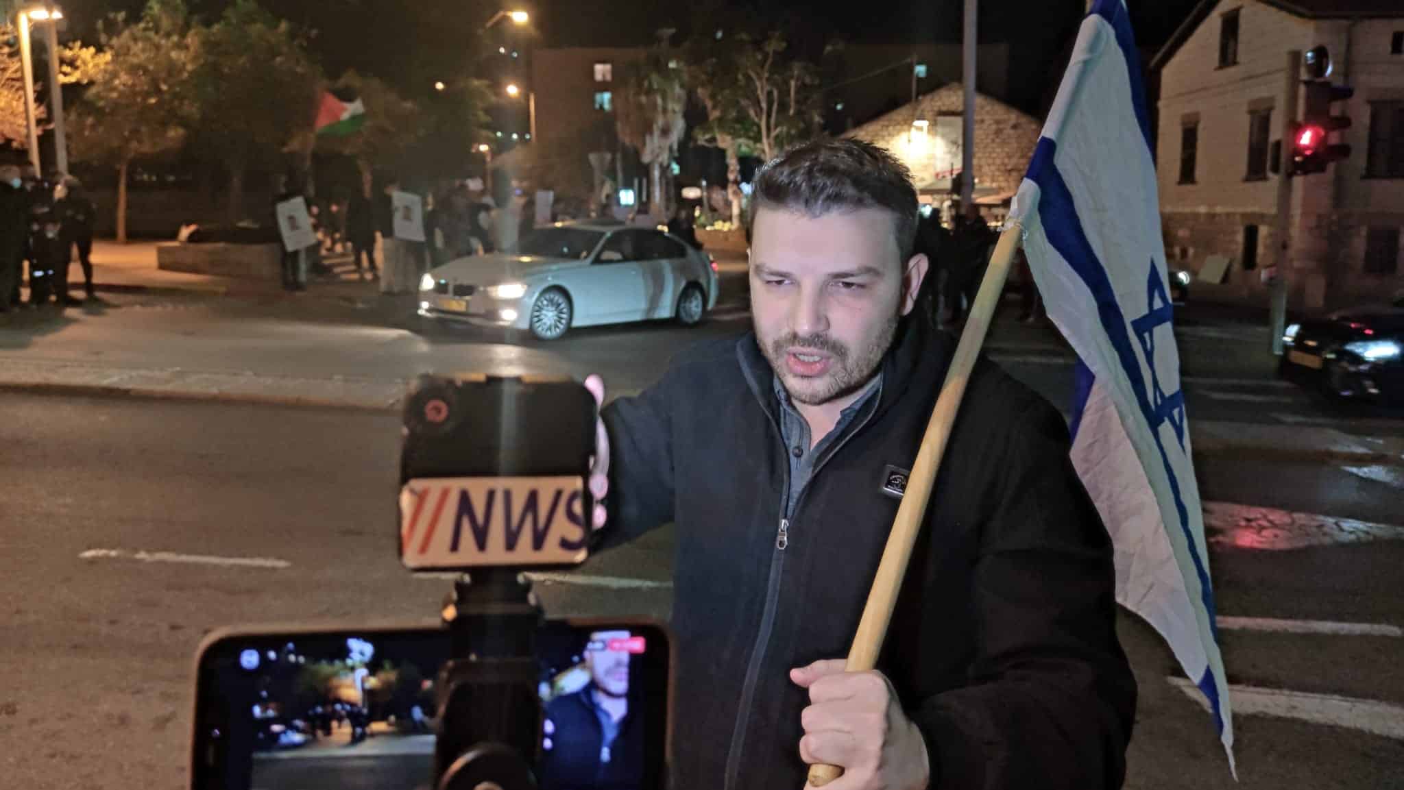 חבר מועצת העיר חיפה, גרי קורן, מול מפגינים פלסטינים בחיפה