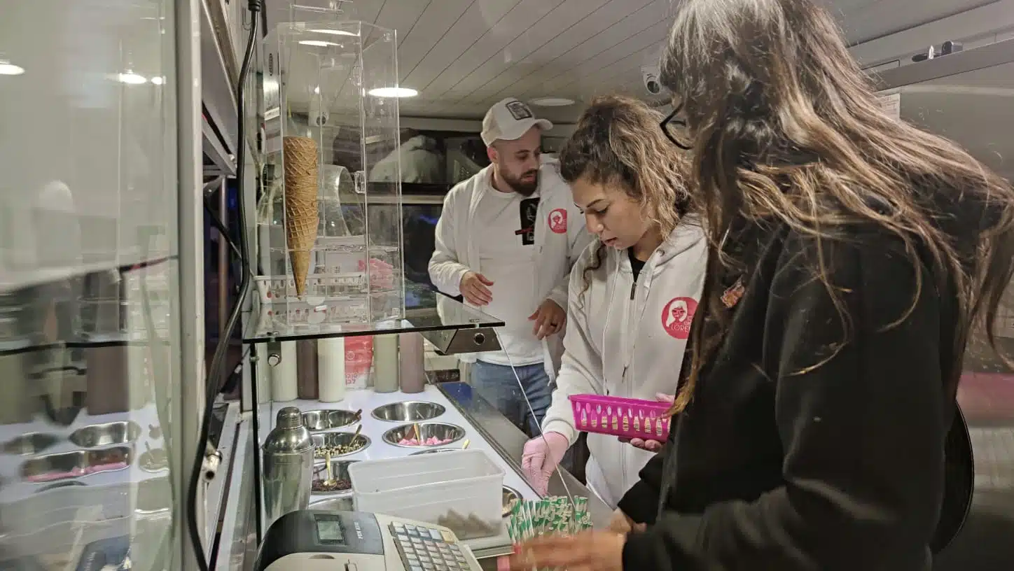 הכי מתוק בחיפה: הפוד-טראק, 'גלידה לוריס', בטיילת לואי | צפו 1 WhatsApp Image 2022 02 13 at 20.17.30 2