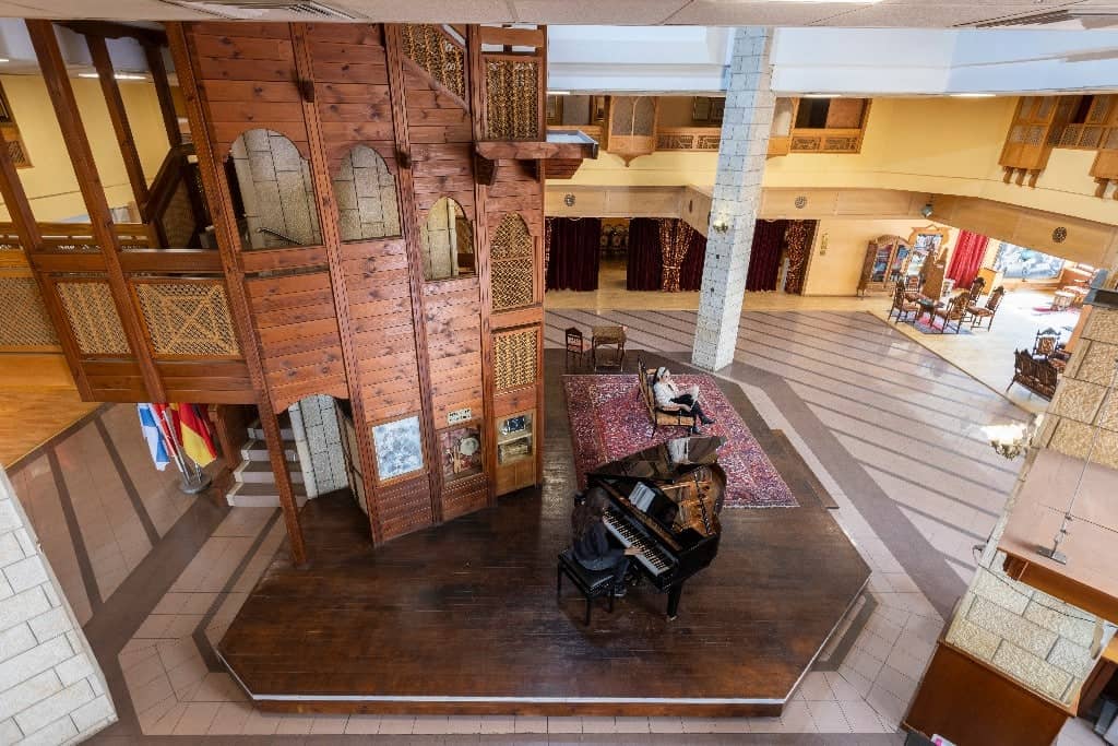 מלון הקונספט הייחודי דונה גרציה בטבריה המשלב באופן ייחודי בין בית מלון למוזיאון צילום סוזי לוינסון 11