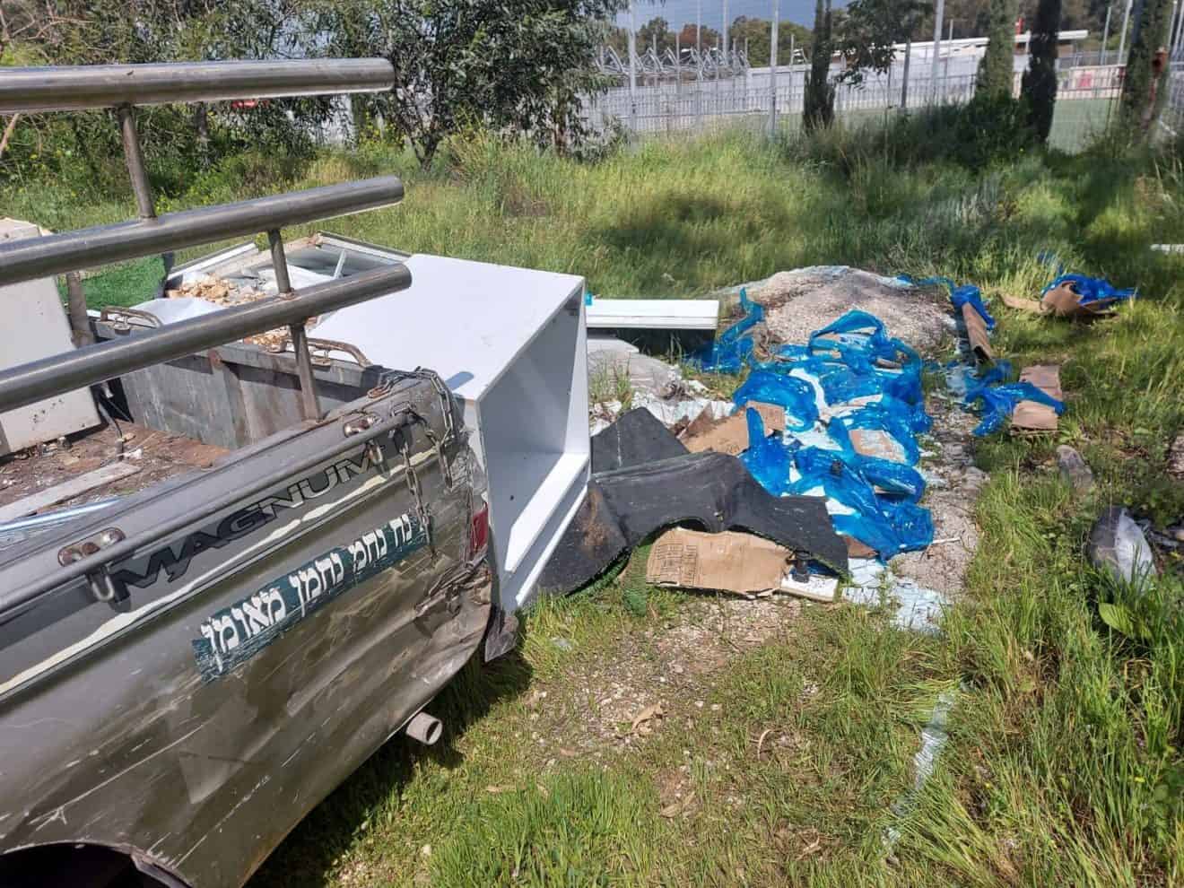 עבריינים ממשיכים להשליך פסולת בניין במפרץ חיפה