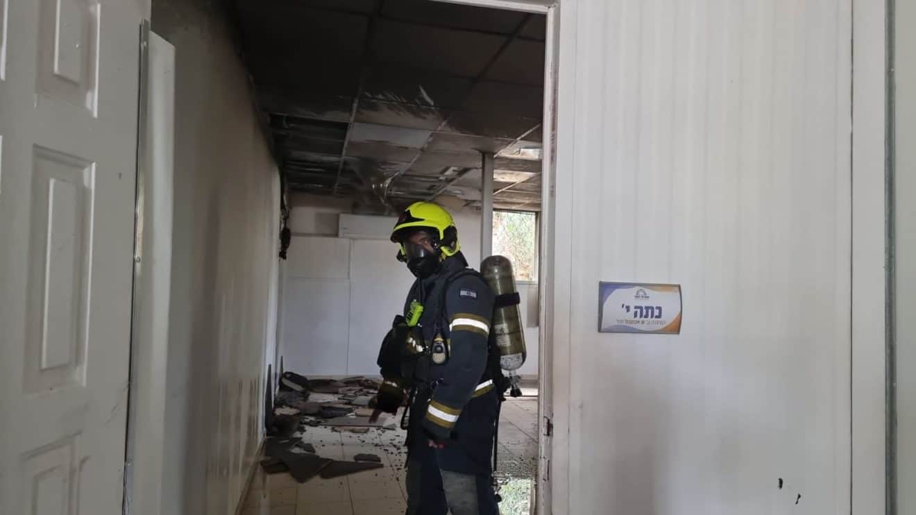 חיפה: התלמידים פונו מבית הספר בעקבות שריפת ארון חשמל | צפו
