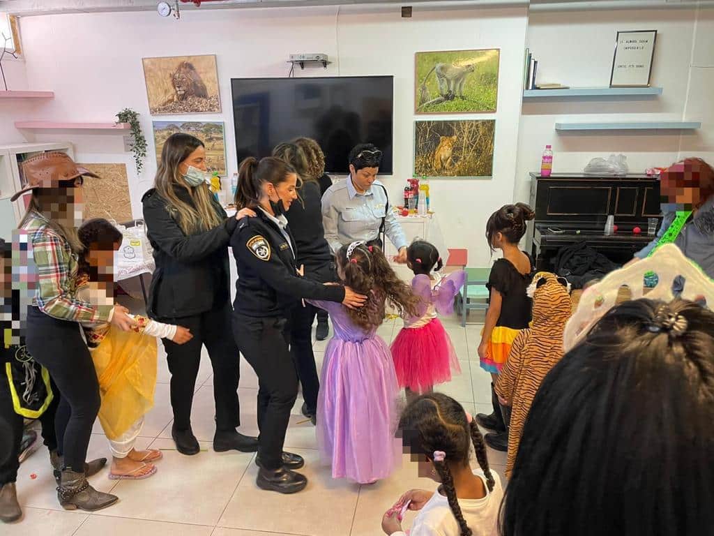 שוטרי תחנת משטרת חיפה בחגיגות הפורים במקלט לנשים בעיר