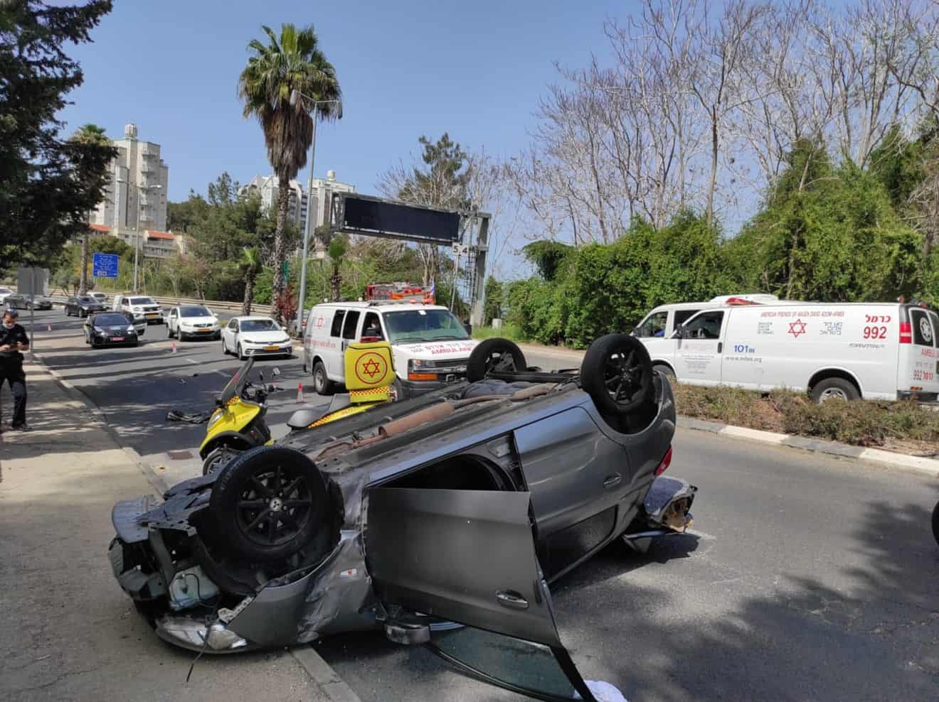 רכב התהפך ברחוב חנקין בחיפה