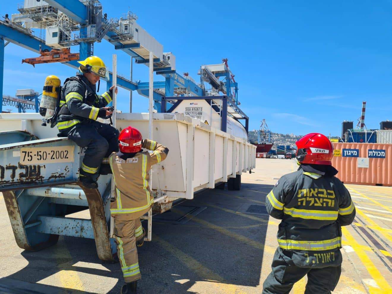 עדכון שירותי כבאות והצלה הנמצאים באירוע הדליפה בנמל חיפה | צפו