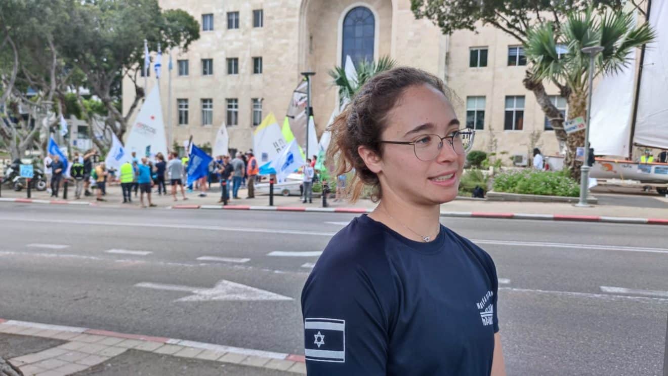מתחרה אולימפית מחיפה מפגינה מול עיריית חיפה על מנת לייצג את המדינה בכבוד