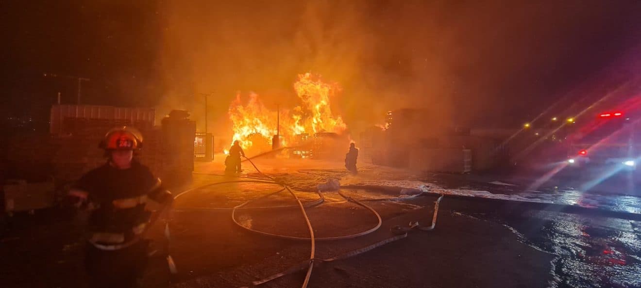 לוחמי האש של חיפה בפעולה בשריפת מפעל בצ'ק פוסט | צילום: כבאות והצלה