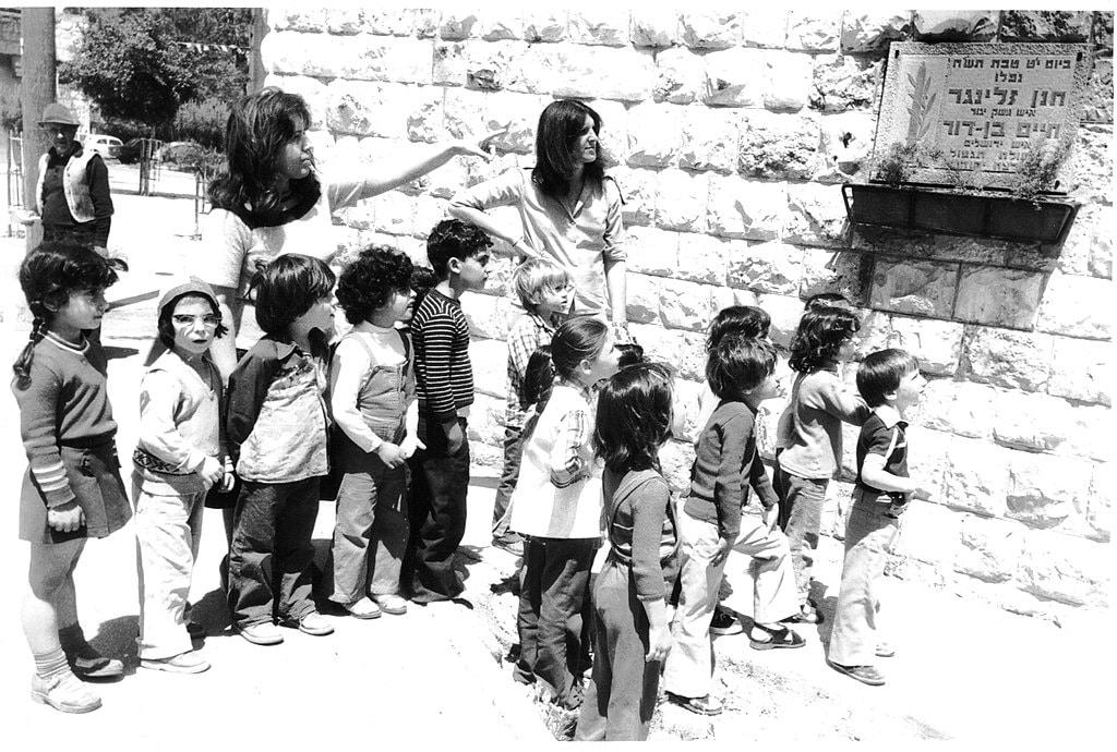 ילדים ביום הזיכרון 1977 בביקור בשלט עם גננות צילום שלום שטרסברג ארכיון היסטורי של עיריית נשר
