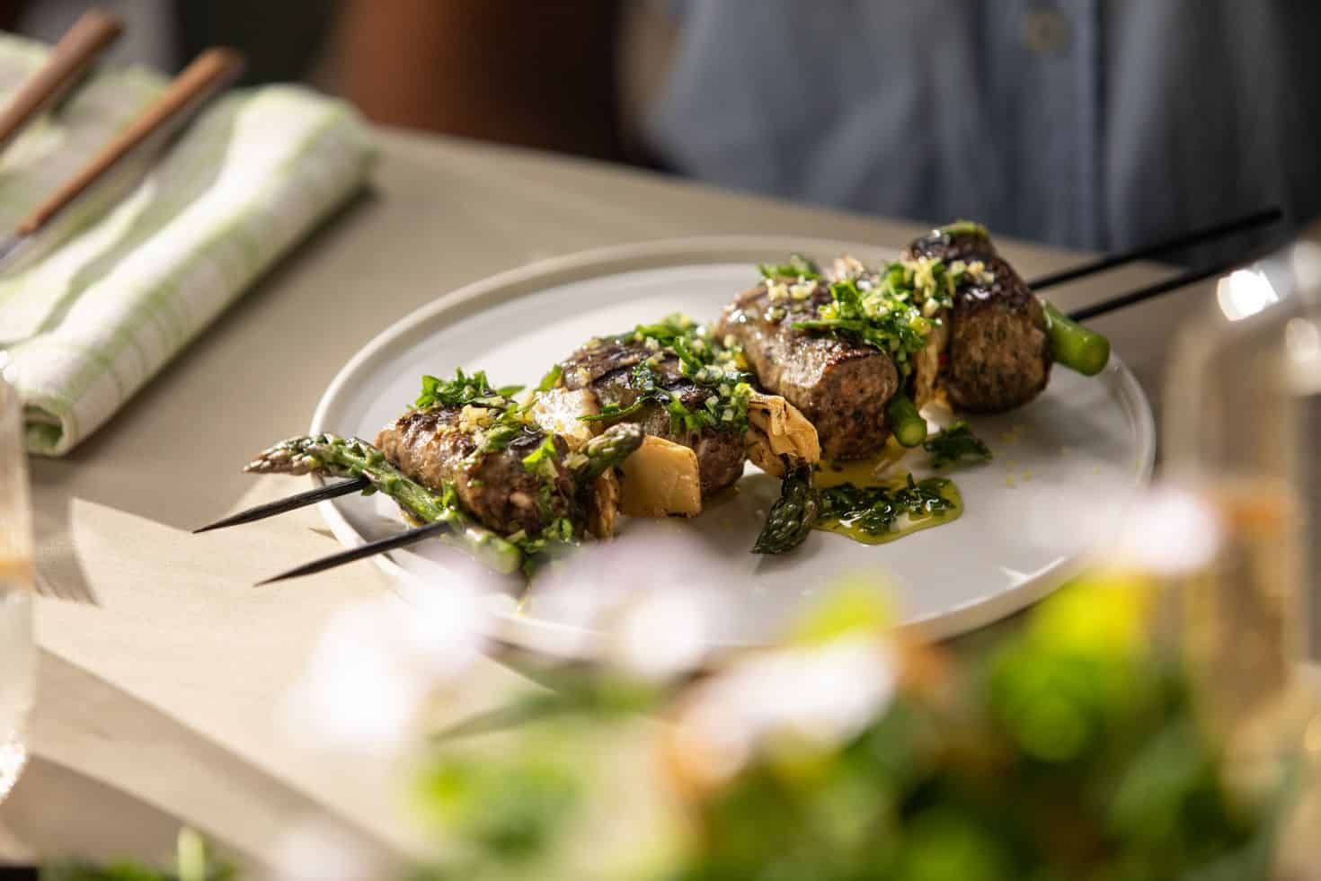 רשת טיב טעם חולקת מתכון לשיפודי קבב עם ירקות בליווי סלסה צילום דניאל לילה