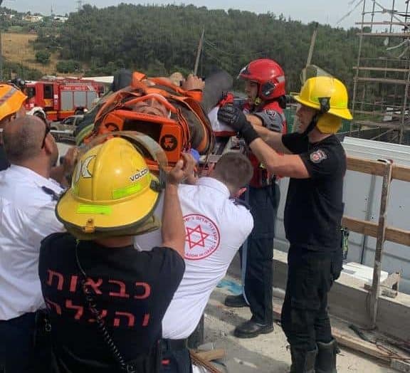חילוץ אדם מגובה באתר בנייה בקריות | צפו