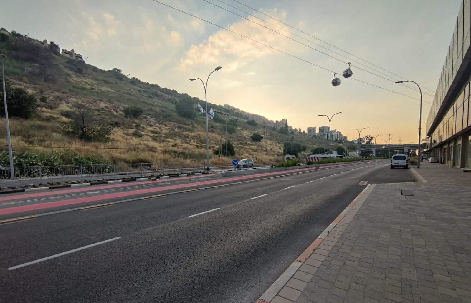 רכבלית ומטרונית נפגשים בדרך בר יהודה בנשר | צילום: חדשות NWS
