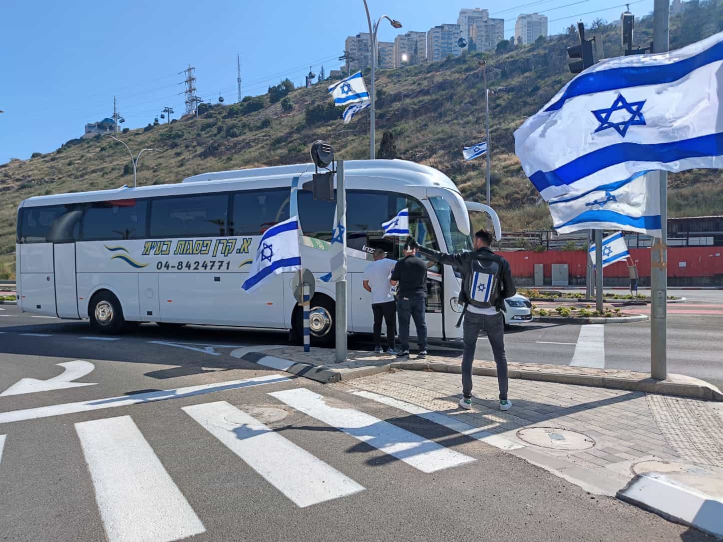 מיזם 'דגלל וסע' בצ'ק פוסט חיפה: כ-600 דגלי ישראל חולקו | צפו