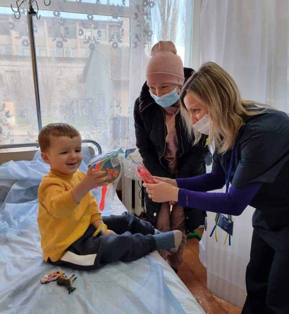 אלינה עם ילד מטופל בביהח באוקראינה