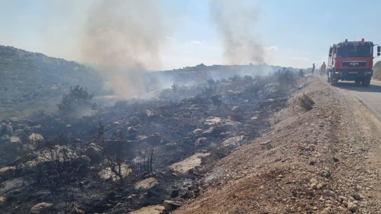 שריפת קוצים גדולה בשטח חקלאי בין כפר ירכא ליישוב כליל