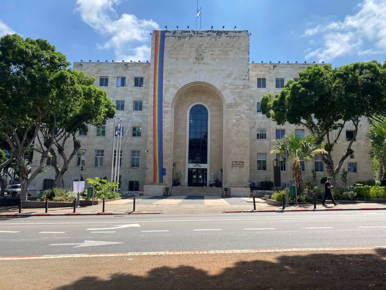 דגל הגאווה על בניין היכל עיריית חיפה