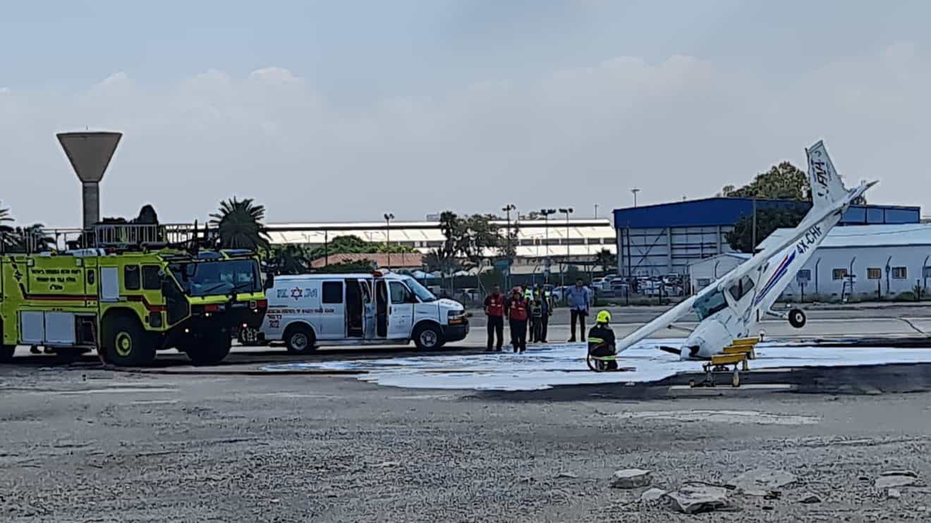 מטוס קל התרסק בעת הנחיתה בשדה התעופה חיפה | צפו