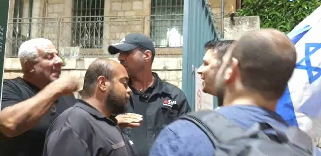 דרמה בבית הגפן חיפה: חבר מועצת העיר לא הורשה להיכנס עם דגל ישראל