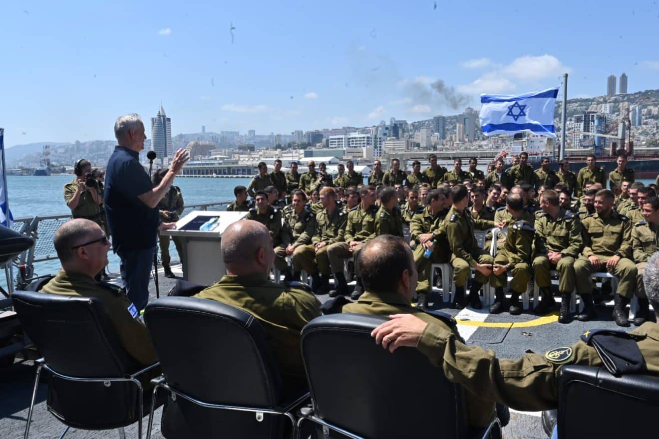 שר הביטחון בביקור בבסיס חיל הים בחיפה