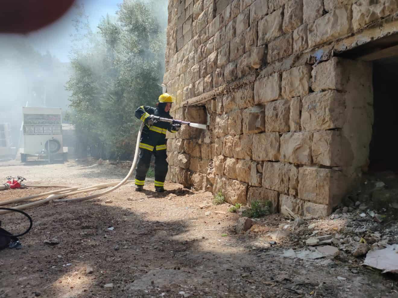 שריפת מבנה נטוש בחיפה ופריצה דרך הקיר של לוחמי האש | צפו