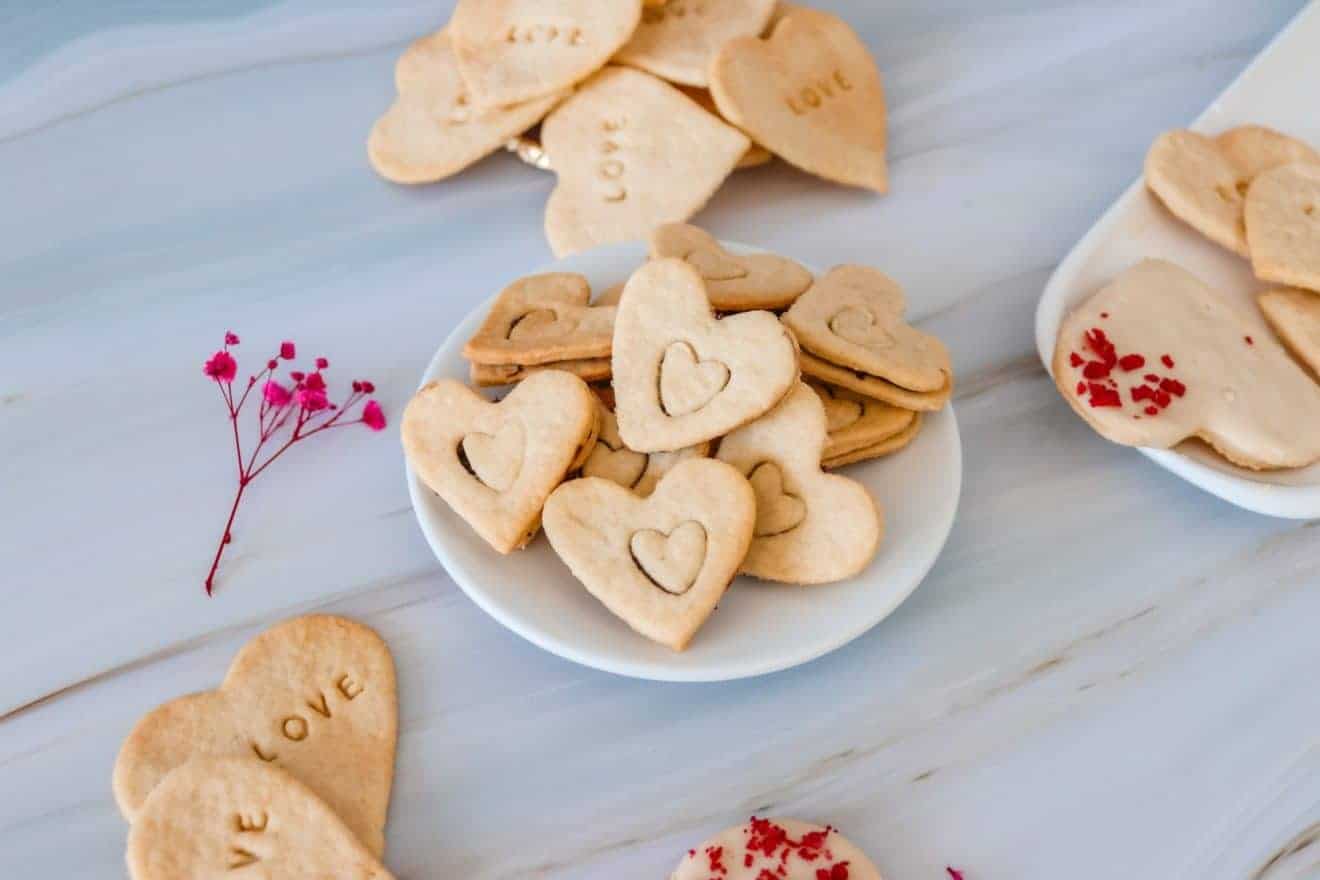 מתכון להכנת עוגיות לב טבעוניות משקדים: פריכות ומלאות אהבה