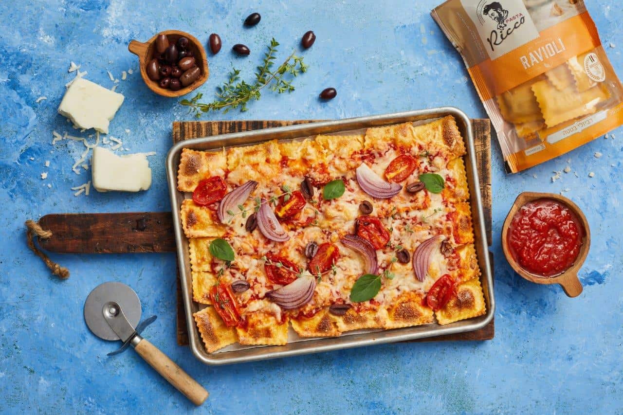 לרגל הקיץ והחופש הגדול מתכון משגע לפיצה הכי מקורית שתטעמו: פיצה רביולי אפויה