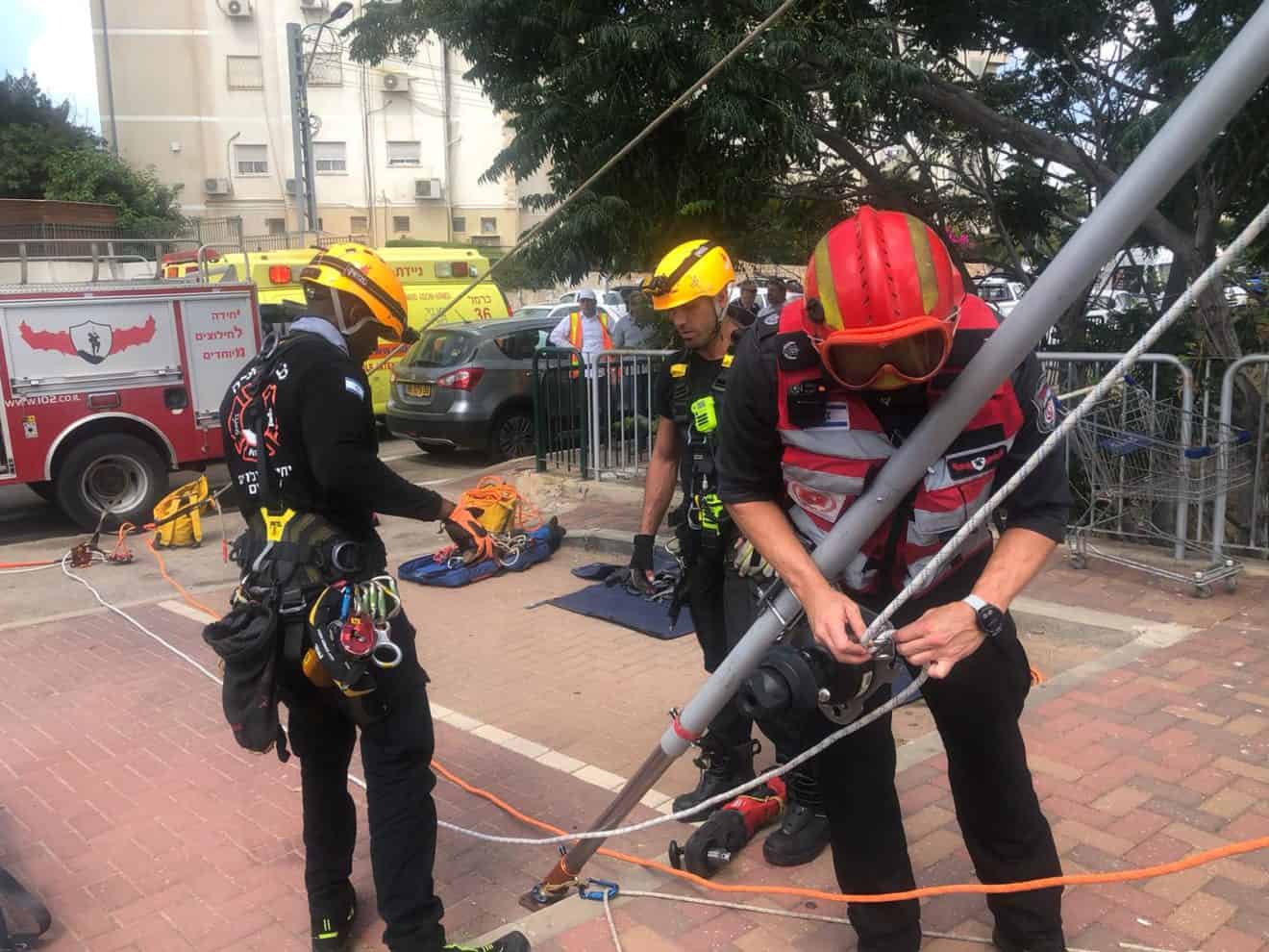 חילוץ אדם שנפל לתהום ברחוב הגליל חיפה
