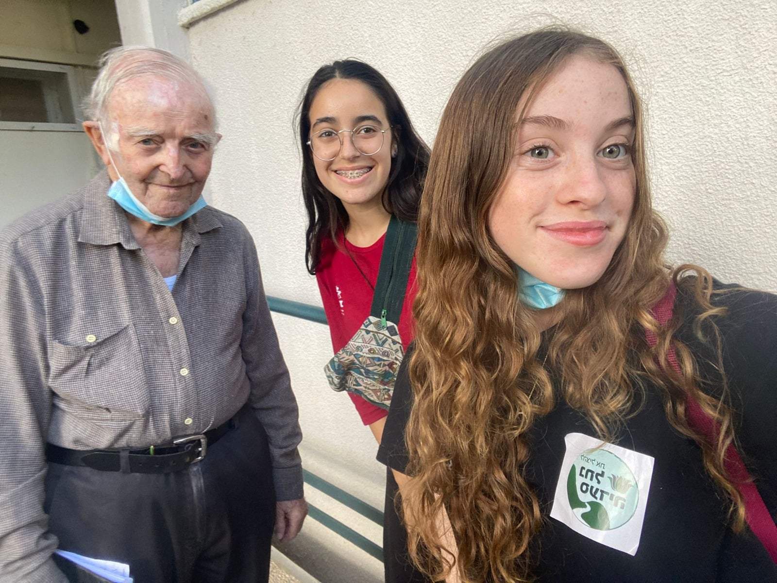 תלמידות אולפנת אמית איחלו שנה טובה לניצולי השואה בחיפה