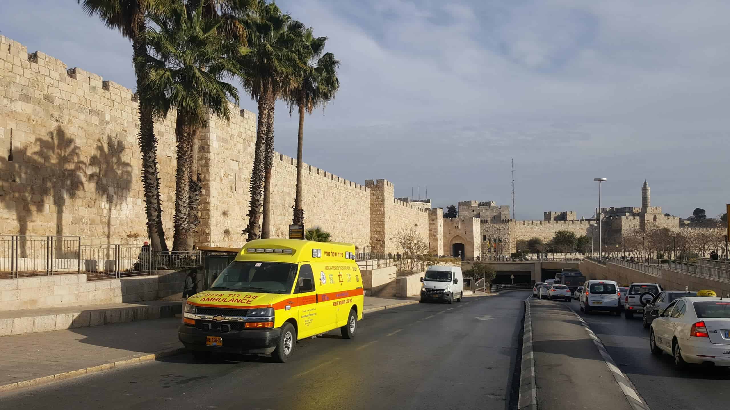 ניידת טיפול נמרץ של מדא על רקע חומות העיר העתיקה בירושלים צילום דוברות מדא scaled
