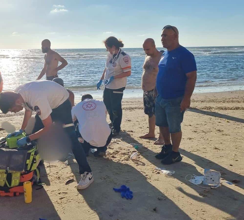 צוות מדא מטפל באירוע טביעה בחוף הים צילום דוברות מדא