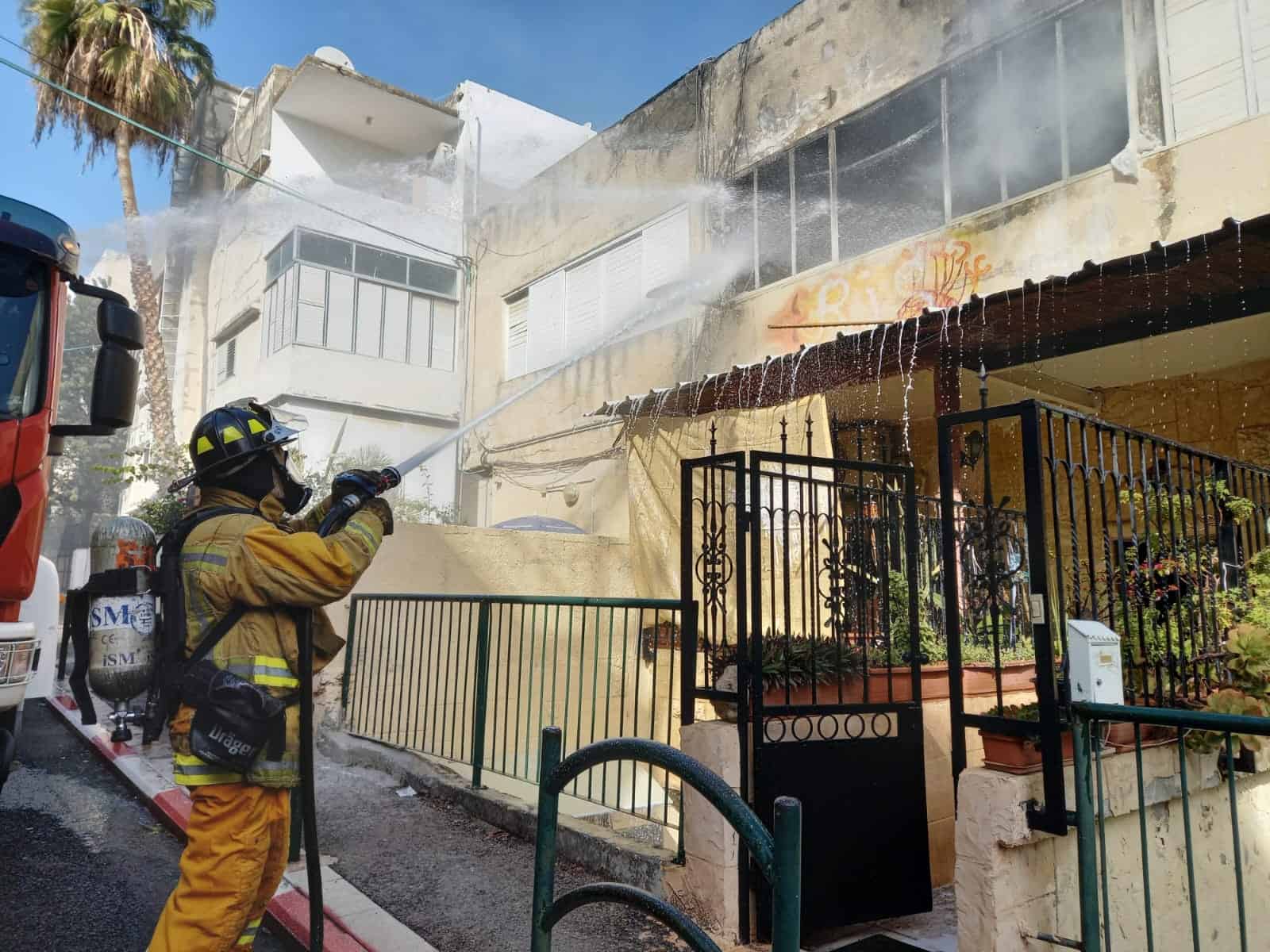 שריפה במבנה מגורים בחיפה | צפו בפעולות הכיבוי