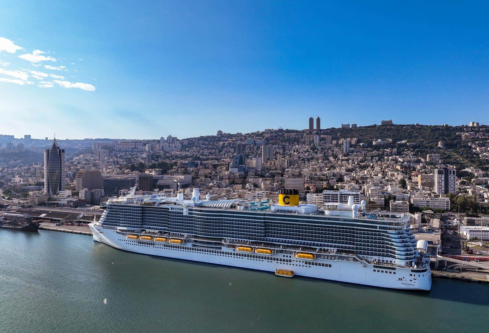 אוניית הפאר והקרוזים הגדולה ביותר שעגנה בנמל חיפה | צפו