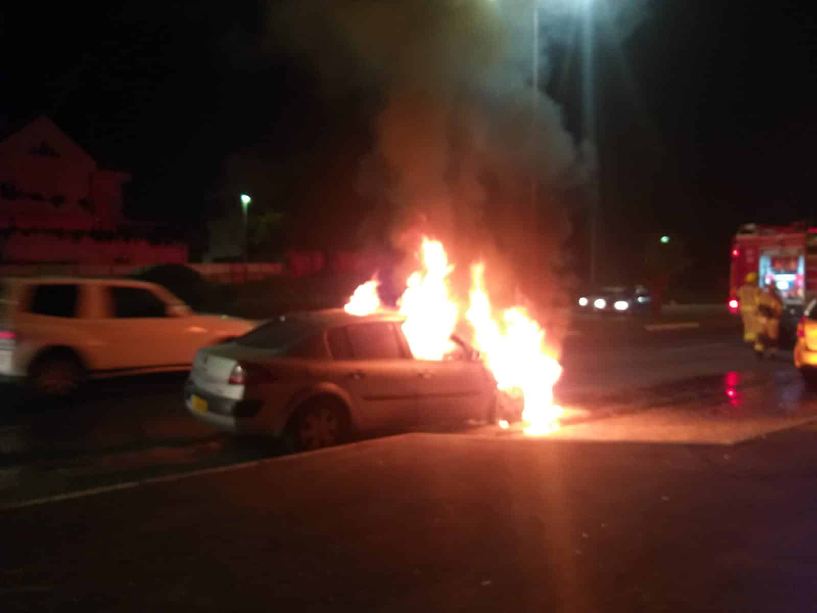 רכב נשרף כליל סמוך לשכונת דניה בחיפה