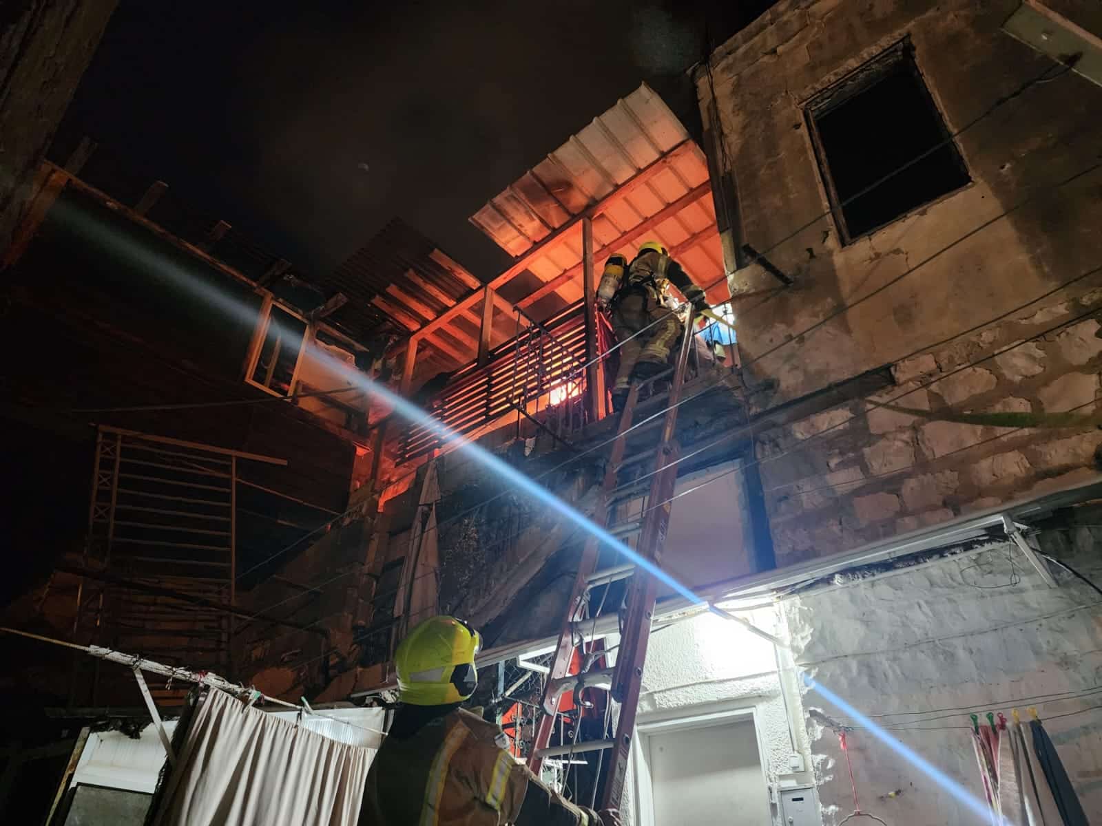 שריפת פרגולה במרפסת מבנה מגורים בחיפה | צפו