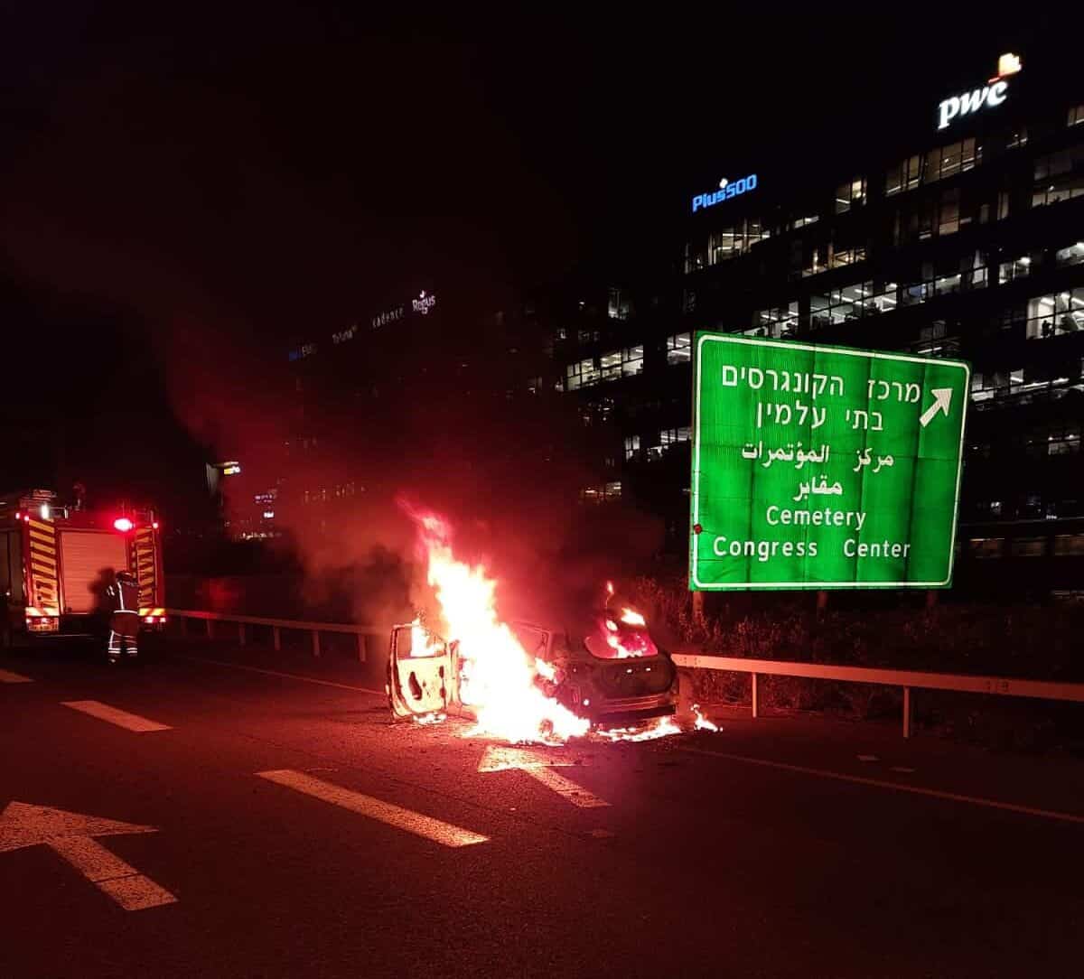 שריפת רכב בכניסה לחיפה מכביש החוף | צפו