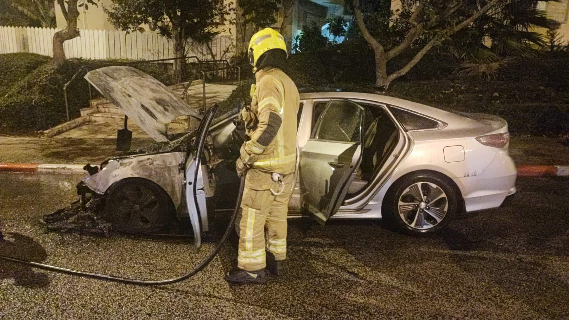 חיפה: רכב היברדי עלה באש