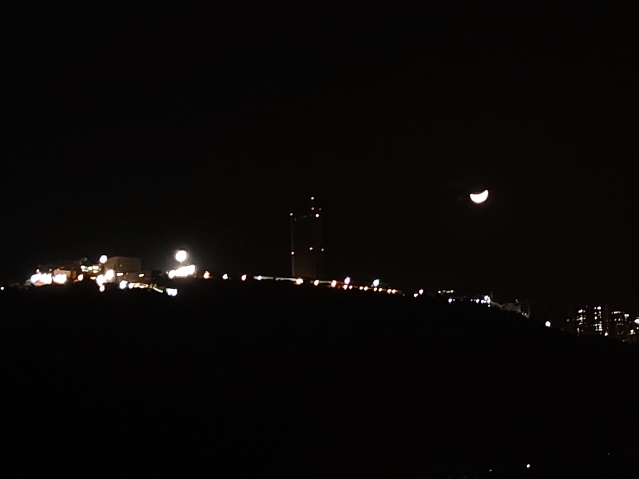 ירח מעל ואורות באוניברסיטת חיפה בכרמל | צילום: חדשות NWS